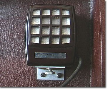 picture of magnecorder M30, M33 in portable case